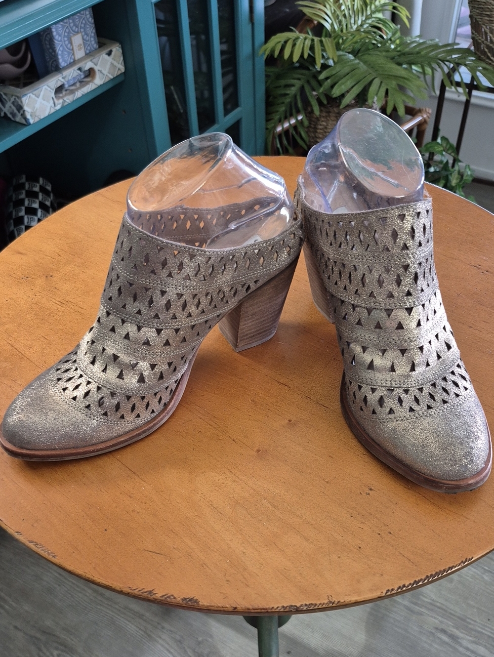 Steve Madden Gold Metallic Harmony Cut Out Stacked Heel Clogs. Size 7.5